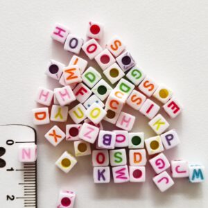 Letras acrílicas quadradas 6mm Branco/multicolor