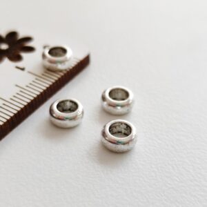 Separador em metal prateado 7mm-furo 3 mm