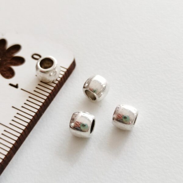 Separador em metal prateado 5mm-furo 2 mm