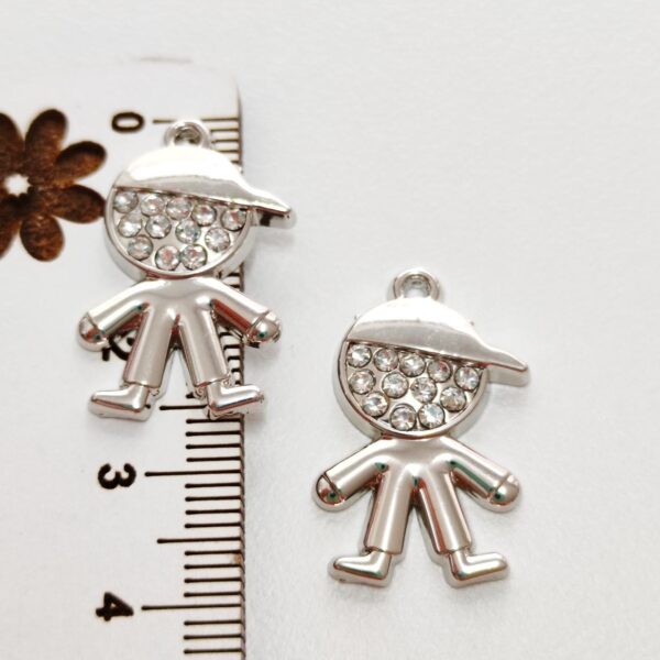 Pendente em metal com brilhantes menino 25 mm