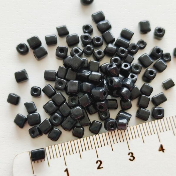 Missangas quadrada 4mm irregular /furo de 1mm - cor PRETO