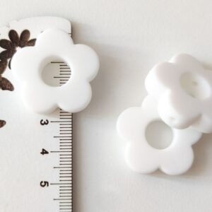 Conta em silicone -Flor-Branco -30mm- para prende chucha