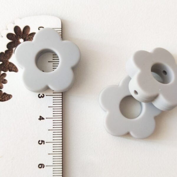 Conta em silicone -Flor-Cinza -30mm- para prende chucha