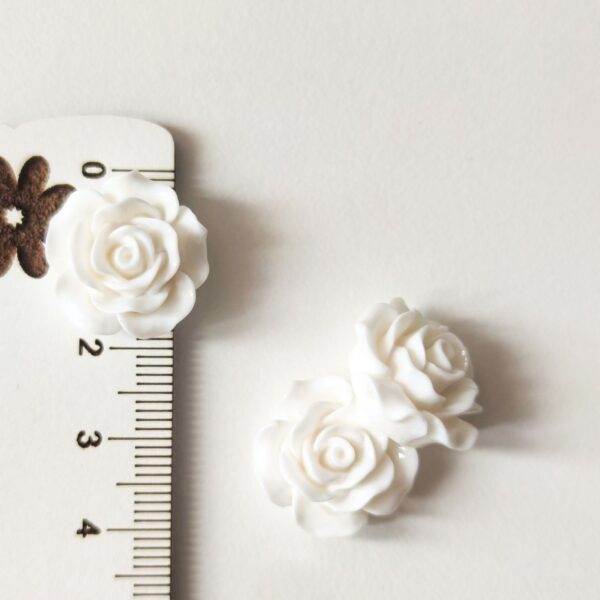 Flor em resina com furo-Branco- 18 mm