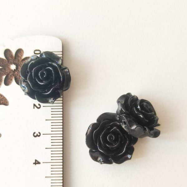 Flor em resina com furo -preto- 18 mm