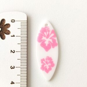 Pendente em acrílico-prancha branca flores rosa- 40 mm