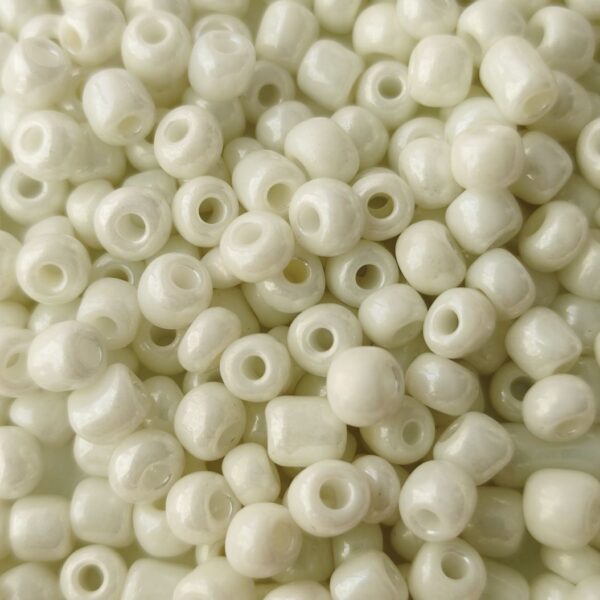 Missangas 3mm irregular furo de 1mm - cor branco perola 30gr