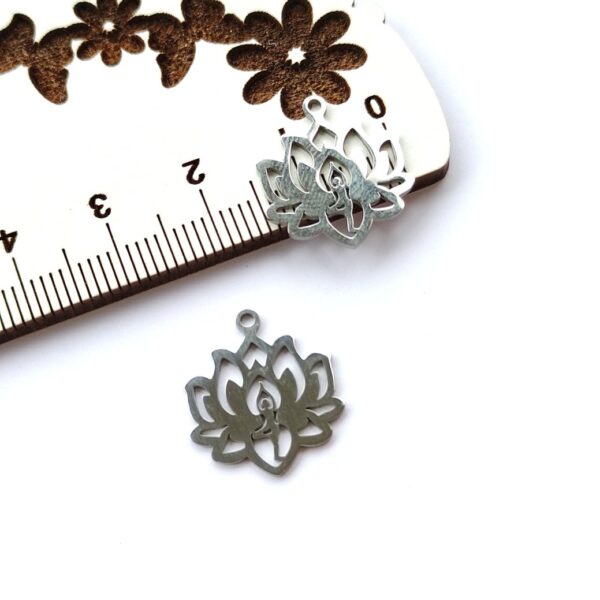 Pendente flor de liz em aço inoxidável- 15 mm