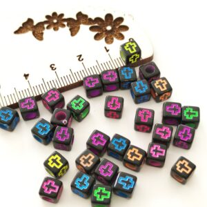 Aplique em acrílico com furo -Cubos com cruz fundo preto- 6 mm