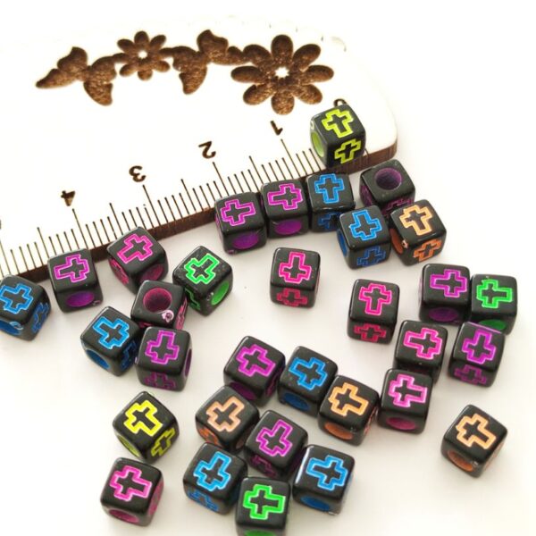 Aplique em acrílico com furo -Cubos com cruz fundo preto- 6 mm