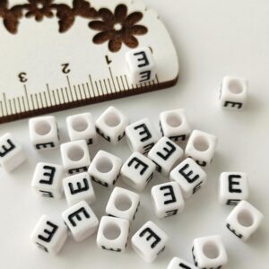 Letras acrílicas quadradas 6mm Branco/preto -letra E