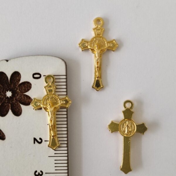Cruz em metal- 20 mm-dourada