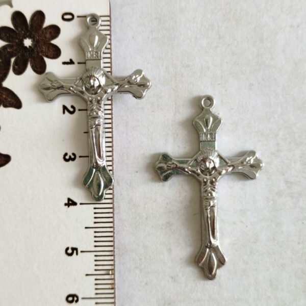 Crucifixo em metal prateado- 40 mm
