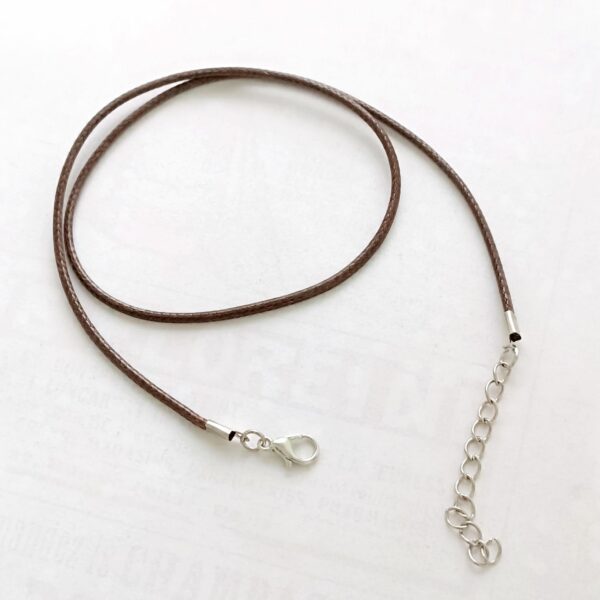 Colar em pele , com terminais em metal 43 mm-castanho