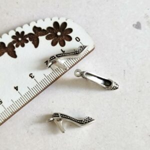Pendente em metal salto alto