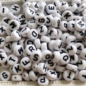 Letras acrílicas 6 mm branco/preto--Furo interior branco