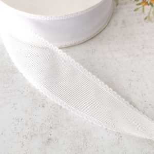 Fita tipo rede com bordas acetinadas- BRANCO - 2,5 cm-- rolo 4.60 mt