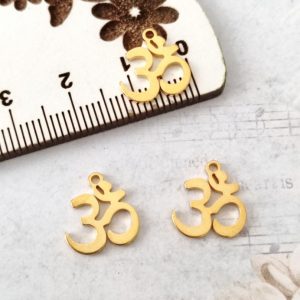 Pendentes em aço inoxidável - Om - dourado