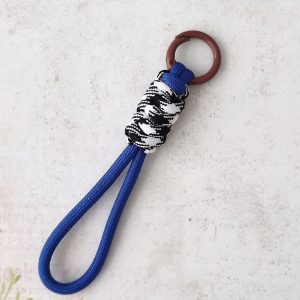 Porta chave em cordão Azul - detalhes preto/branco