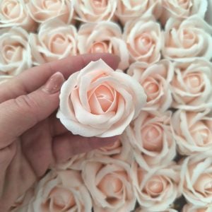 Flores em pétalas de sabão-Rosa palido